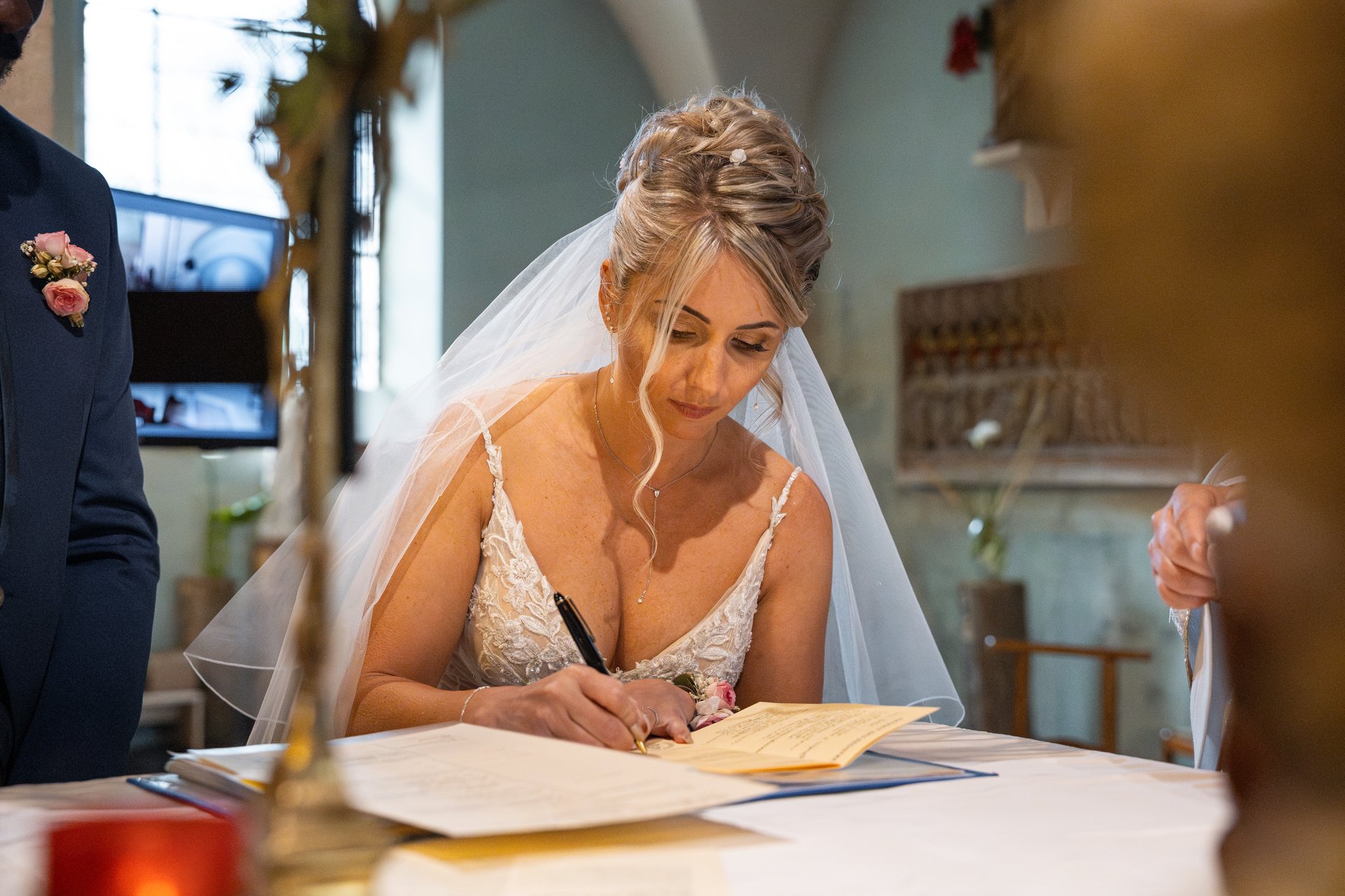 Mariée qui signe