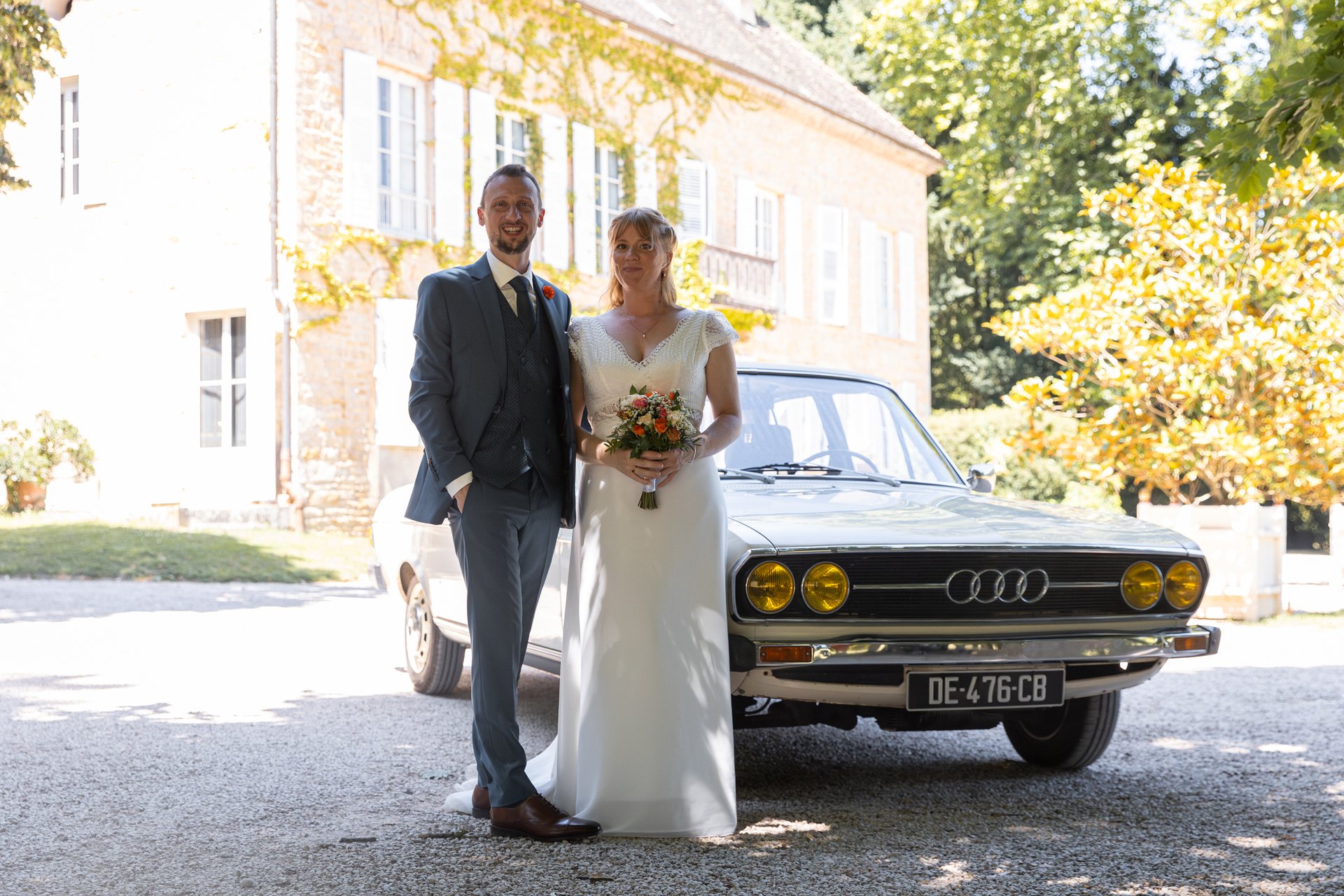 Couple devant manoir et vieille Audi